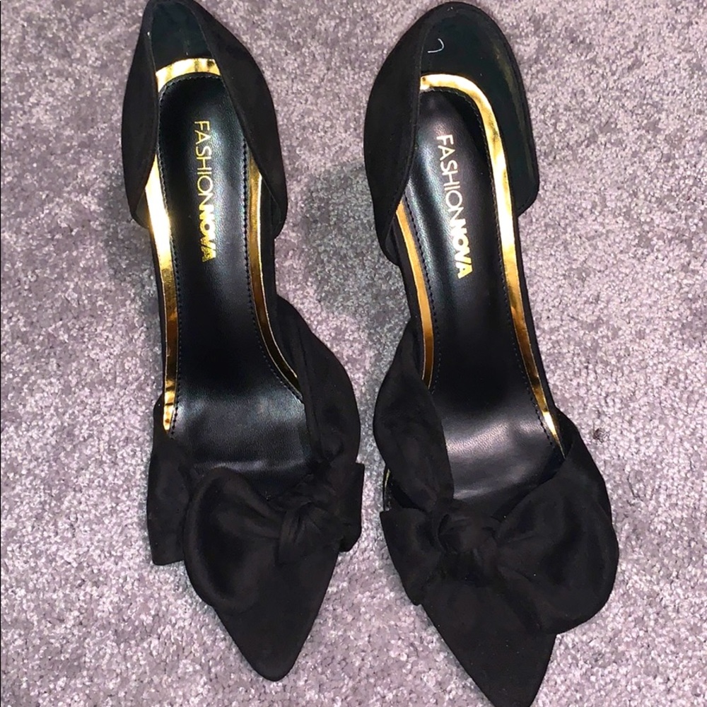 Black pumps